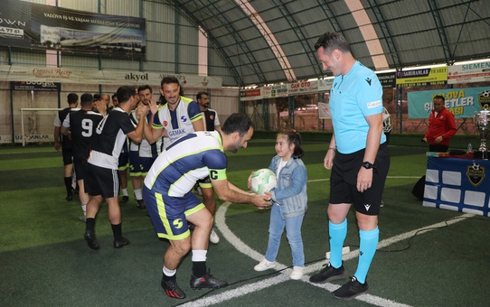 Eski hakem Numanoğlu, LÖSEV yararına turnuvada 9 yaşındaki Ayşe Nas ile seremoniye çıktı
