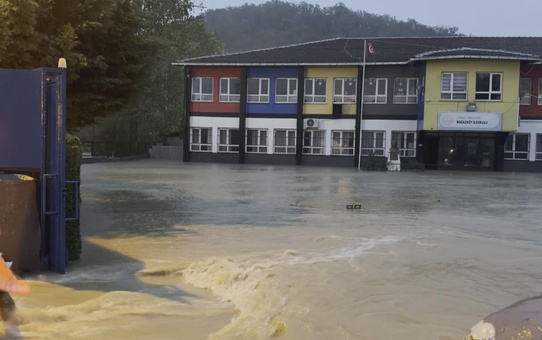 Görüntüler Arnavutköy’den! Dere taştı, okul bahçesi sular altında kaldı