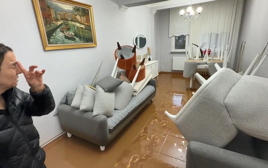 Beykoz Çamlıbahçe'de su basan evde temizlik başladı, sahibi İSKİ'den yardım bekliyor