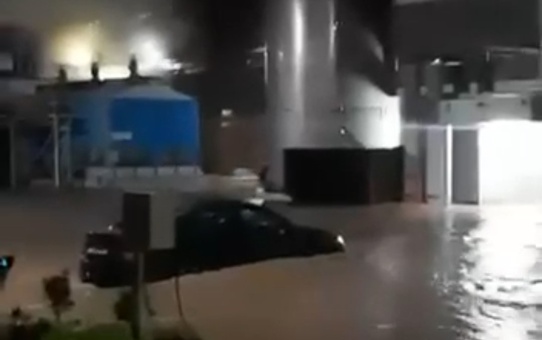 Kocaeli Başiskele'de sağanak, Hayat Kimya ve Özka Lastik bahçelerini göle çevirdi