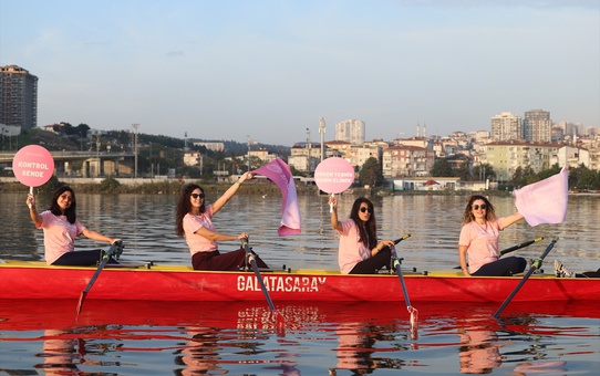 Küçükçekmece'de meme kanseri için kürek çeken sporcular erken tanıya dikkat çekti