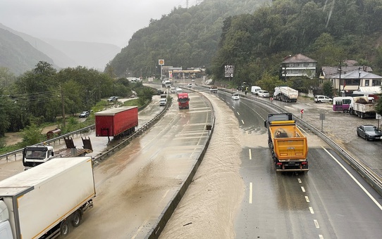 Sakarya Geyve'de sağanak D-650'de ulaşımı aksattı, en çok Karaçam Boğazı etkilendi
