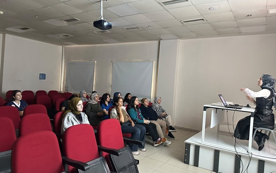 Batman Kozluk'ta Dr. Kahraman ebelere doğum sonrası kanama yönetimini anlattı