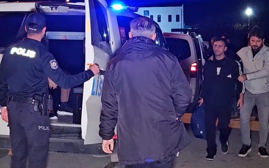 Edirne'de çalıntı araçta yurt dışına çıkma hazırlığındaki 7 kaçak göçmen yakalandı