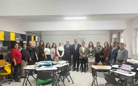 Eskişehir'de Scientix Türkiye ekibi STEM kursunda proje süreçlerini inceledi