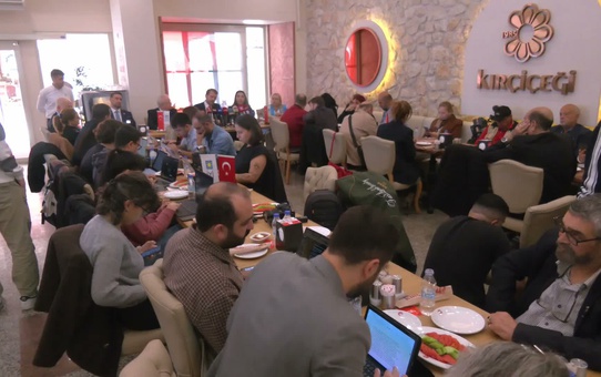 İYİ Parti Genel Sekreteri Özel, çerçeve yasa ve fon krizini İzmir'de eleştirdi