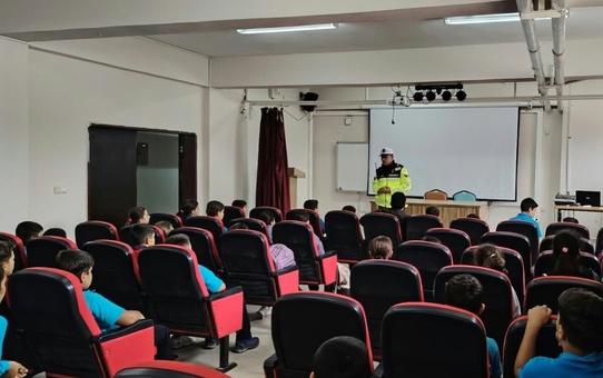 Adıyaman Kahta'da emniyet ve jandarma öğrencilere güvenli okul yolunu anlattı