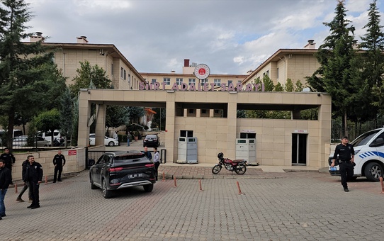 Siirt Baykan'da 4 çocuk annesinin öldürülmesi davasında 3'ü tutuklu 5 sanık yargılanıyor