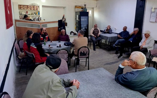 Uşak İl Tarım ve Orman Müdürü üreticileri ziyaret ederek hayvan sağlığını inceliyor