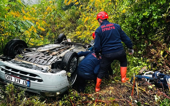 Zonguldak Ereğli'de kontrolden çıkan otomobil takla attı, 3 kişi yaralandı