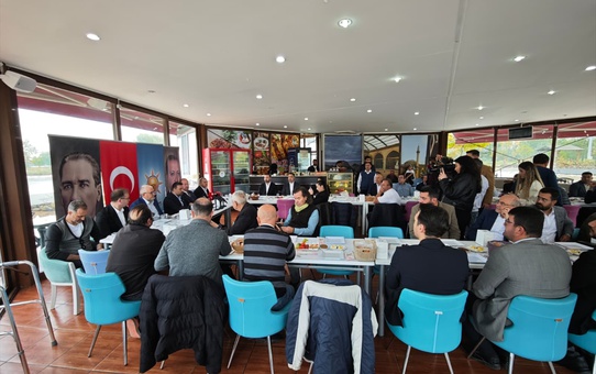 Afyonkarahisar İl Başkanı Kavak, kentteki gazetecilerle kafede buluştu