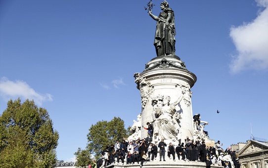 Paris'te Cumhuriyet Meydanı'nda göstericilere biber gazı ve şok bombası