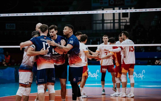 Halkbank, Efeler Ligi'ne sahasında Galatasaray'ı 3-1 yenerek başladı