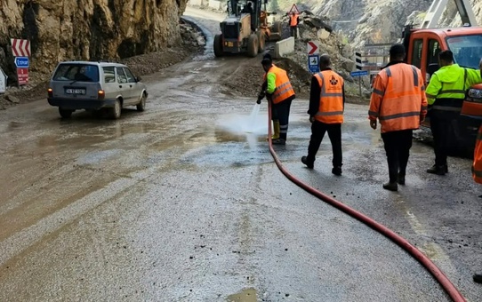 Kemaliye'de heyelan ve su baskınlarına 10 iş makinesiyle müdahale edildi, can kaybı yok