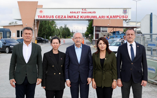 Kılıçdaroğlu, Tarsus Cezaevi'nde tutuklu Seçer ve Özyiğit'i ziyaret etti