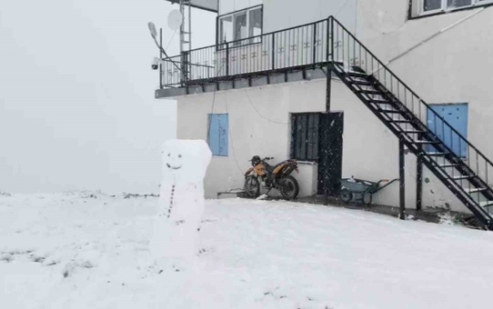 Kütahya Gediz'de 2 bin 120 rakımlı Akdağ Yaylası mevsimin ilk karıyla kaplandı