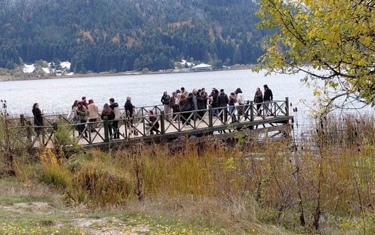 Abant Gölü Milli Parkı'nda sonbahar ve kış bir arada, yüzlerce ziyaretçi akın etti