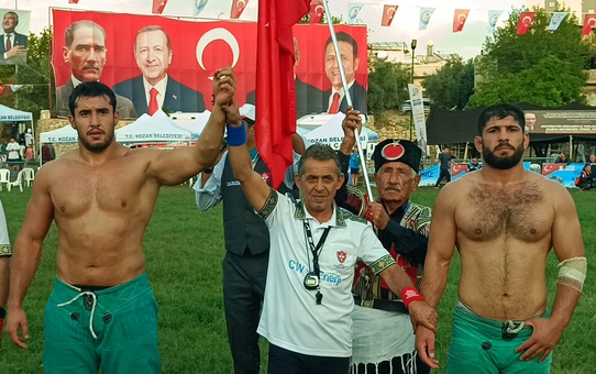 Efe Anıl Al, Adana Kozan'da 10'uncu Karakucak Güreşleri'nde başpehlivan oldu
