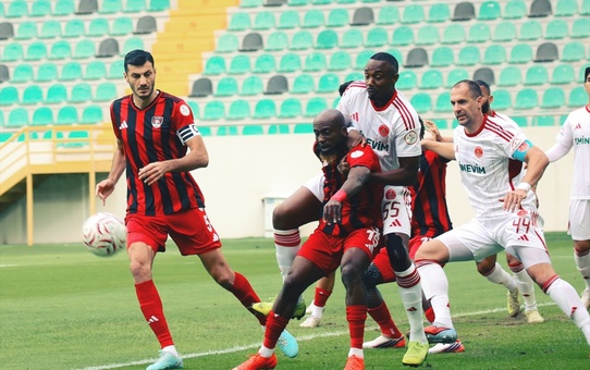 Eminevim Ümraniyespor, Vanspor FK'yı Blanco ve Hostikka'nın golleriyle 2-0 geçti