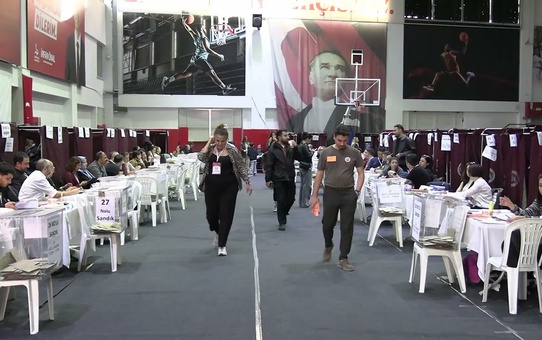 İzmir Barosu başkanı kesin olmayan sonuçlara göre 2 bin 624 oyla Serhat Sökmen oldu