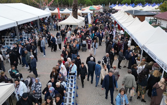 İzmir Bornova'da Manisa Kültür ve Sanat Festivali düzenlendi, mesir macunu saçıldı