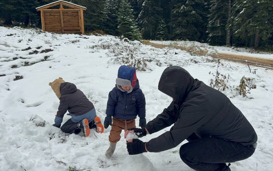 Safranbolu'da 1700 rakımlı mevkide kar ormanları kapladı, vatandaşlar mantar topladı