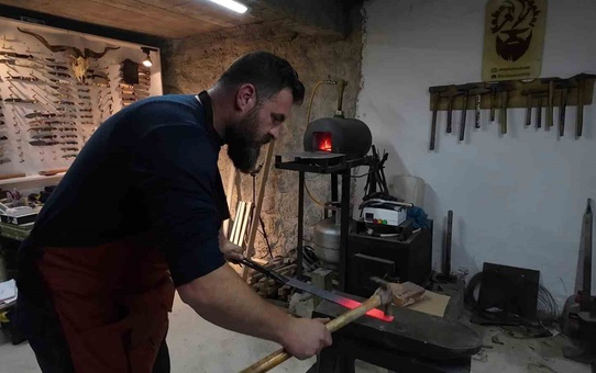 Yozgat Aydıncık'ta teknisyen Özkan 7 yıldır hurda metalleri bıçaklara dönüştürüyor