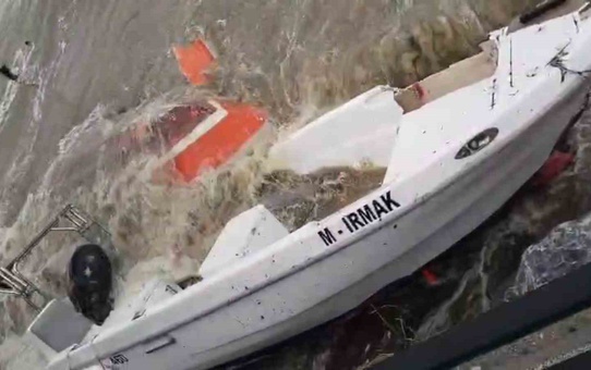 Bursa Gemlik'te lodosta batan tekneler vinçle kıyıya çıkarılmaya başlandı