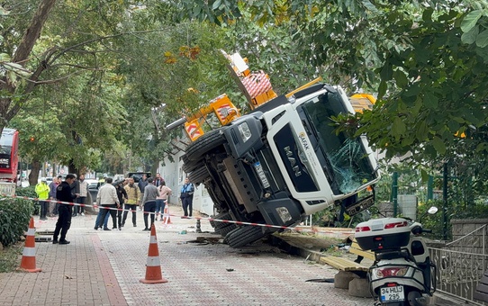 Kadıköy Göztepe'de inşaat vinci yan yattı, 11 katlı bina ve 2 araç hasar gördü