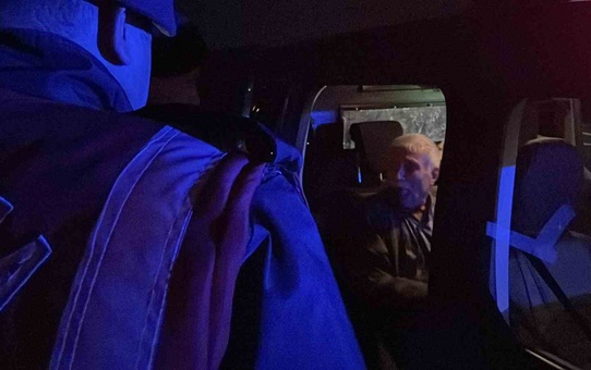 Karaman'da kaza sonrası üşüyen 81 yaşındaki sürücüyü jandarma ekip aracına götürdü