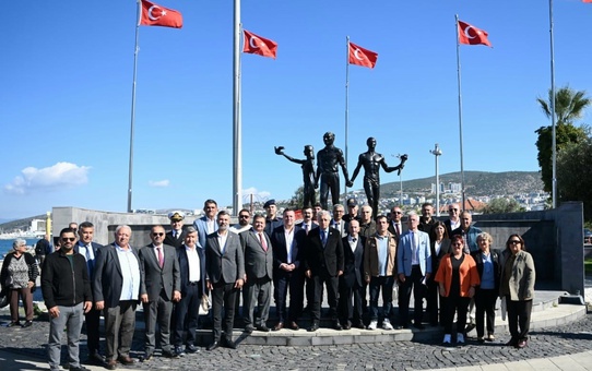Kuşadası'nda Muhtarlar Günü Atatürk Anıtı'ndaki törenle kutlandı
