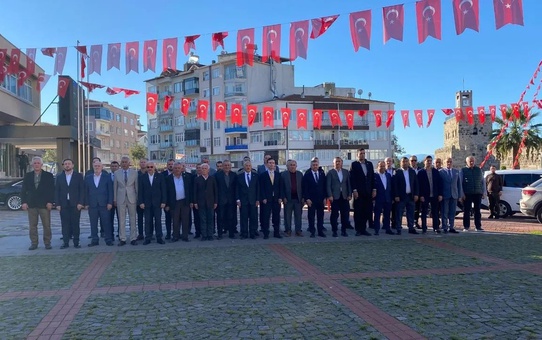 Sinop'ta Muhtarlar Günü'nde Atatürk Anıtı'na dernek çelengi sunuldu