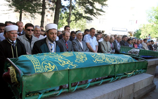 Almanya Yolunda Hayatını Kaybedenlerden 2'si Niğde'de Toprağa Verildi