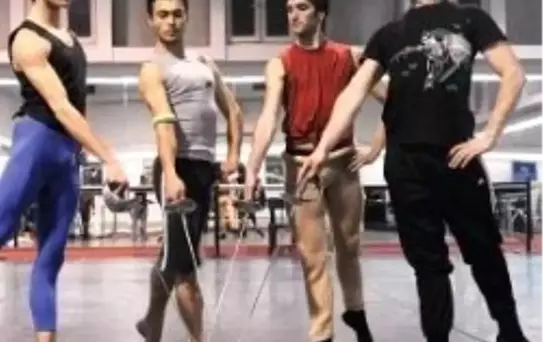 Kılıç Tutmayı Öğreniyorlar