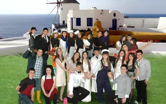 GKV'liler Mamma Mia'yı İngilizce Sahneliyor