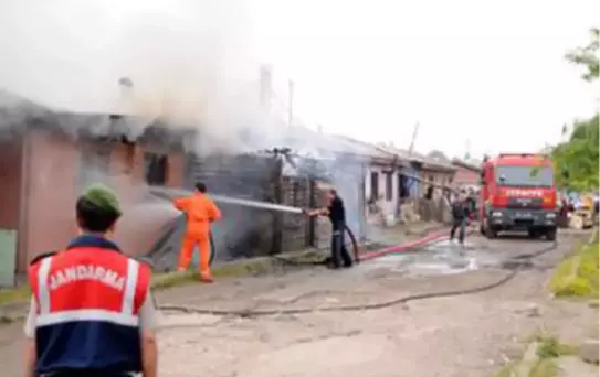 Romanların Kavgasında Bu Kez Prefabrik Evler Ateşe Verildi