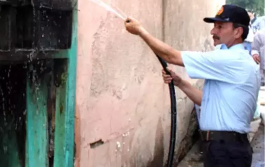 Yanan Evi Söndürmeye Gelen İtfaiyenin Suyu Bitti