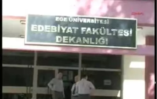 İzmir - Müzisyenin Protestosu Böyle Olur
Üniversitelinin Şarkılı Türkülü Formasyon Eylemi