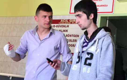 Öfkeli Anne, Oğlunu Döven Genci Bıçakladı