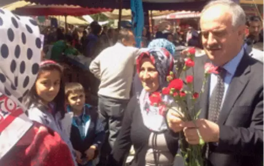 
AK Partili Adaylarından Annelere Karanfil
