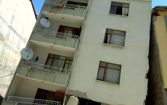 Simav'da 5, 9'luk Deprem: Can Kaybı Var, Hasar Büyük