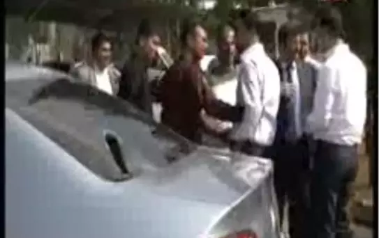 Adana'da Esnaf Ziyareti Yapan AK Parti Milletvekili Adaylarına Taş ve Sopalı Saldırı