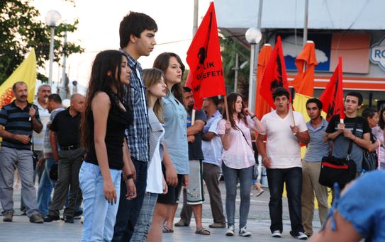Dikili İşçi Direnişini Unutmuyor, Unutturmuyor Büyük Usta Direniş Gecesinde
