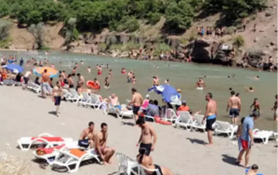 Burası Akdeniz'de Bir Sahil Değil...