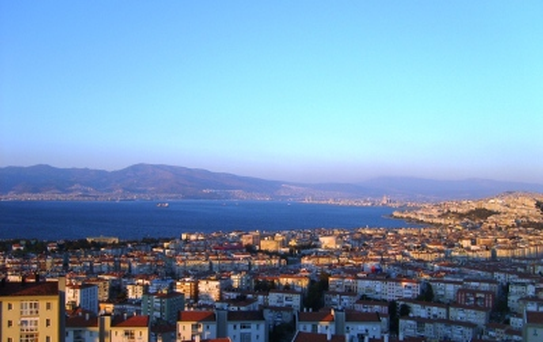 İzmir Ekonomisi Zor Virajda
