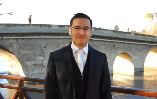 Matematik Öğretmeni, Öğrencilerine Rasyonel Sayılarda Bölme İşlemini Amuda Kalkarak Anlatıyor