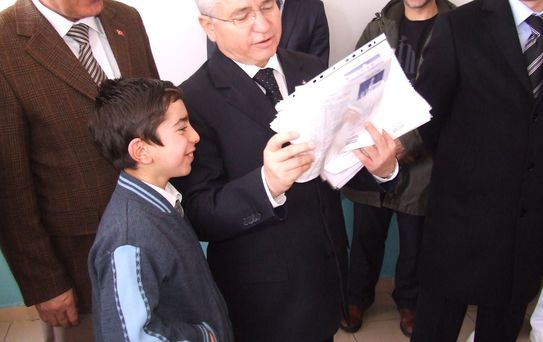 Vali Tekmen Öğrencilere Karne Dağıttı