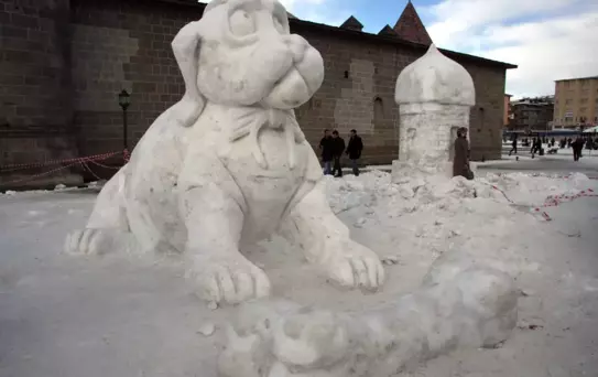 Selçuklu, Osmanlı ve Şehir Kültürünü Yansıtan 'Kar Heykeller' Büyük İlgi Gördü