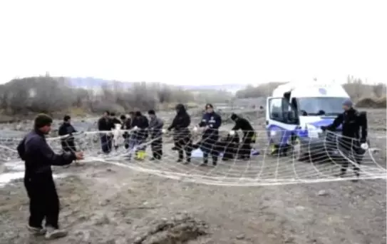 Toprak Kayması Sonucu Gölete Düşen İşçi Henüz Bulunamadı