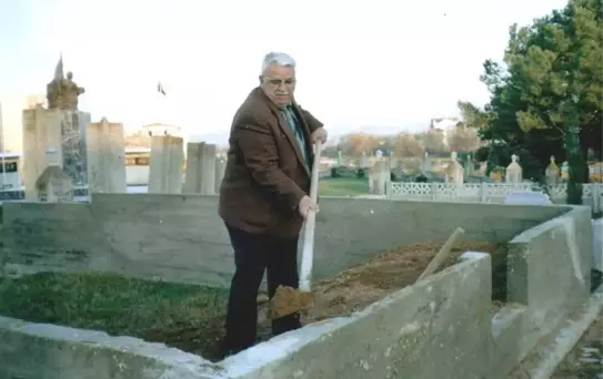 11 Yıl Önce Kendi Elleri ile Kazdığı Mezara Defnedildi